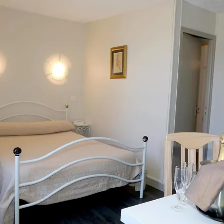 Hotel Logis L'ecu De France 3*
